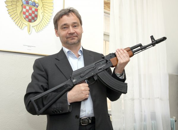 Dinko Čutura s puškom kalašnjikov koju je bivši predsjednik Stjepan Mesić dobio na poklon osobno od njezina konstruktora