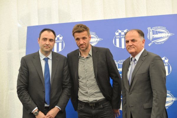 Bivši trener Rudeša Igor Bišćan (u sredini) u društvu predsjednika kluba Ivana Kneževića i Haritz Kerejeta iz kluba Deportivo Alaves