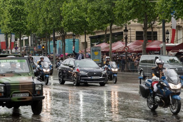 Emmanuel Macron u modelu DS 7 Crossback