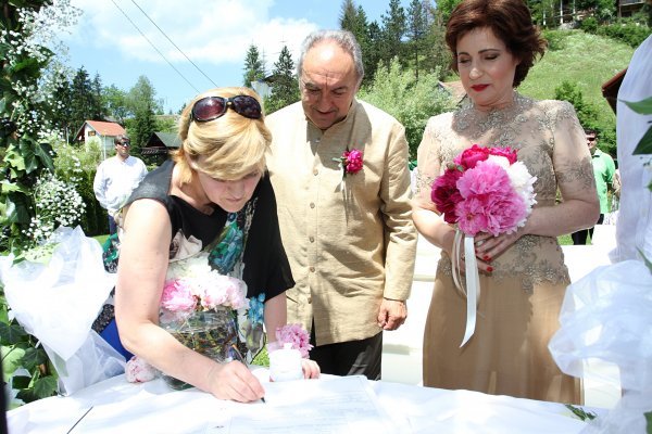 Vladimir Kočiš Zec vjenčao se na imanju Sanje Doležal na Mrežnici