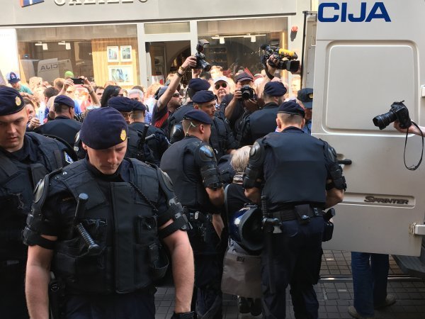 Policija privela prosvjednice koje su blokirale povorku Hod za život