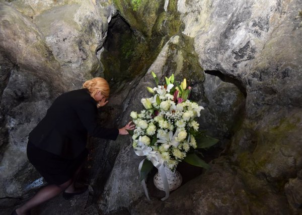 Predsjednica s vojskom obišla Lourdes