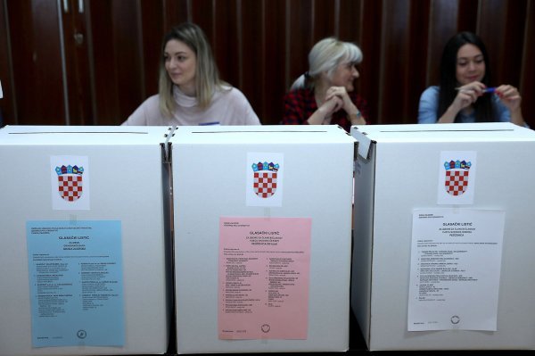 Zagreb - Građani na glasovanju za lokalne izbore u Mjesnom odboru Samoborček