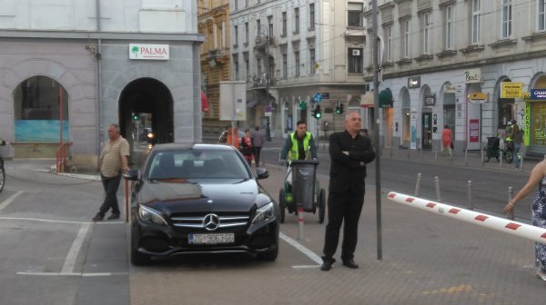 Malobrojna publika pred Bandićevim stožerom: Od smetlara do vlasnika Mercedesa