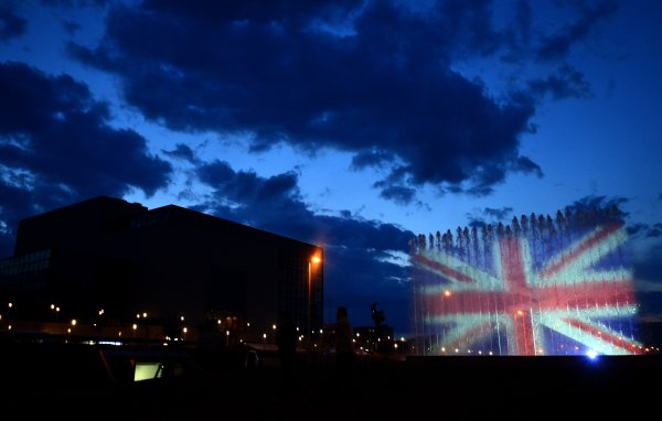 Zagrebačke fontane u znak sjećanja na žrtve napada u Manchesteru dobile su obrise zastave Velike Britanije