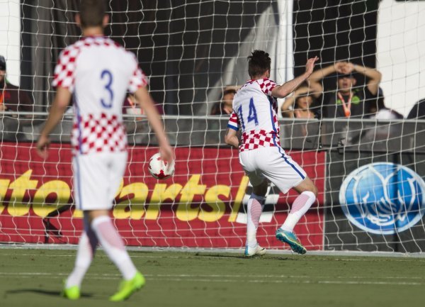 Čop šalje loptu u mrežu