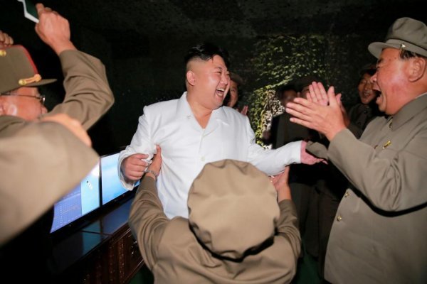 Sjevernokorejski predsjednik u odabranom društvu slavi uspješno lansiranje