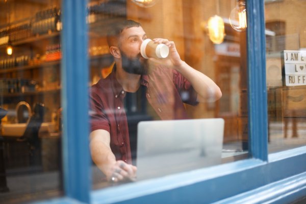 Kava uz prijenosnik ili neki drugi mobilni uređaj je svakodnevan prizor