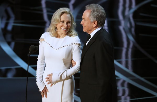 Warren Beatty i Faye Dunaway trenutak prije nego što će pročitati pogrešnog dobitnika Oscara