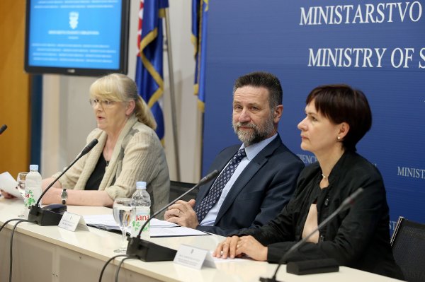 S ministrom Pavom Barišićem i Jasminkom Buljan Culej, voditeljicom Ekspertne radne skupine za kurikularnu reformu