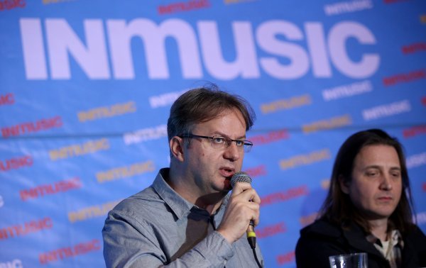 Zoran Marić na tiskovnoj konferenciji INmusica u društvu Zorana Stajčića, rock kritičara i novog člana programskog vijeća za rock glazbu pri Ministarstvu kulture