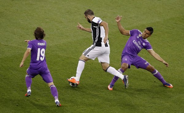 Higuain prolazi Modrića i Casemira