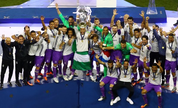 Slavlje igrača Real Madrida na postolju u Cardiffu