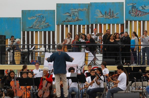 Koncert 'Srušite taj zid' na američko-meksičkoj granici