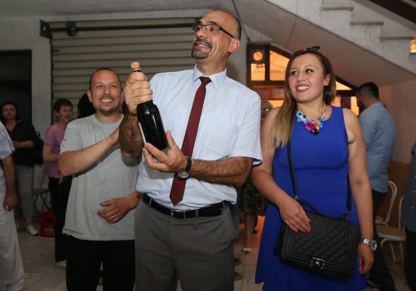 Marko Jelić izbornu pobjedu je proslavio šampanjcem