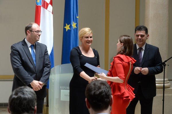 Kolinda Grabar Kitarović uručuje diplome polaznicima Diplomatske akademije u društvu ministra Davora Ive Stiera / Arhiva