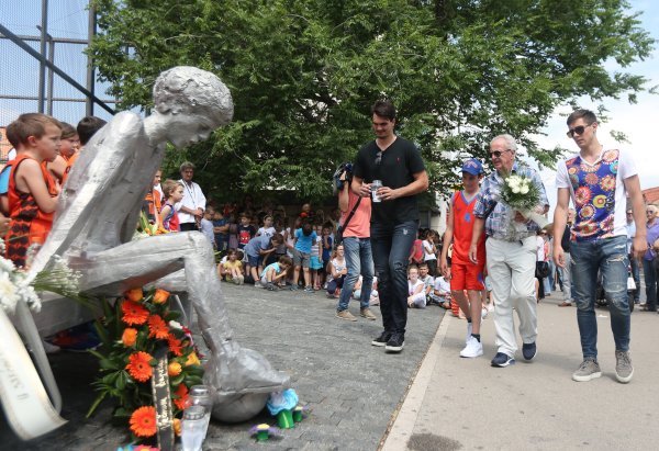 Dario Šarić kod Draženovog spomenika na Baldekinu