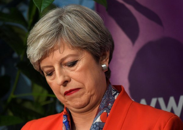 Britanska premijerka Theresa May snimljena dok prati trezultate izvanrednih izbora u izbornom stožeru konzervativne stranke