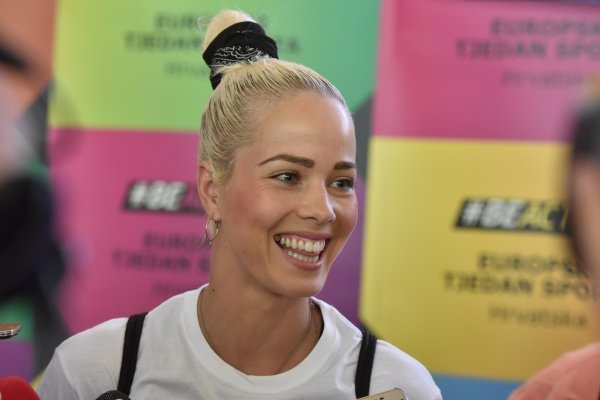 Antonija Sandić sa školarcima (2)