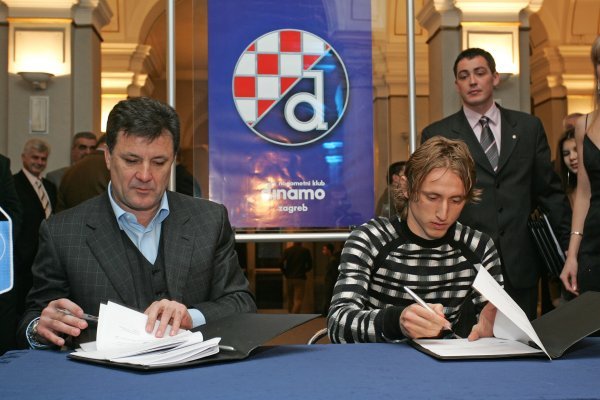 Zdravko Mamić i Luka Modrić 2005. godine prilikom potpisivanja ugovora za Dinamo