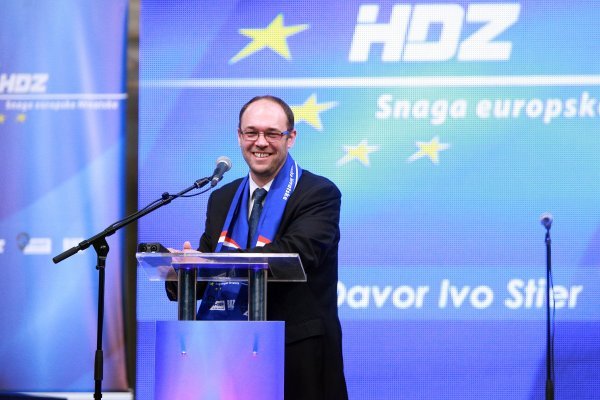 Davoru Ivi Stieru, koji je podnio ostavku na dužnost potpredsjednika Vlade i ministra vanjskih i europskih poslova, MIP je odobrio aktiviranje mandata