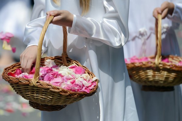 Tijelovo: standarsdni dio procesije su djeca u bijelom koj bacaju latice ruža 