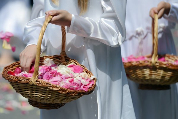 Tijelovo: standarsdni dio procesije su djeca u bijelom koj bacaju latice ruža 