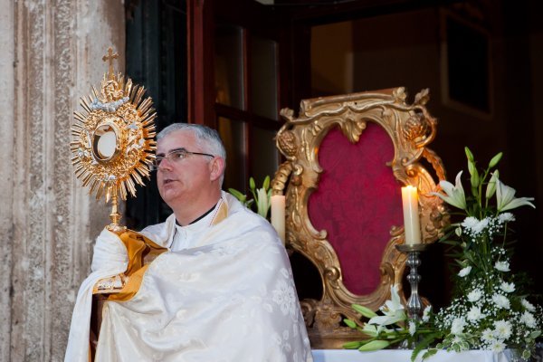 Dubrovački biskup Mate Uzinić u tijelovskoj procesiji 2012. 