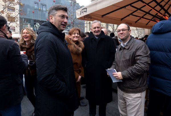 Badnjak 2016. na Cvjetnom trgu, uoči izvanredne presice