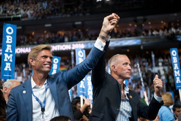 Sean Patrick Maloney (desno) sa svojim suprugom Randyjem Florkeom