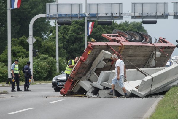 Prevrnula se prikolica betonskim blokovima