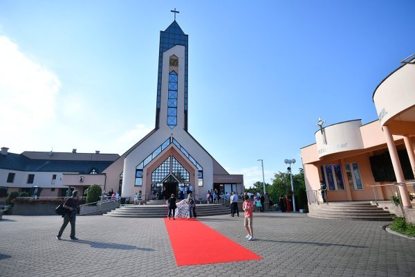 Vjenčanje Matea Kovačića i Izabel Andrijanić u crkvi sv. Antuna Padovanskog