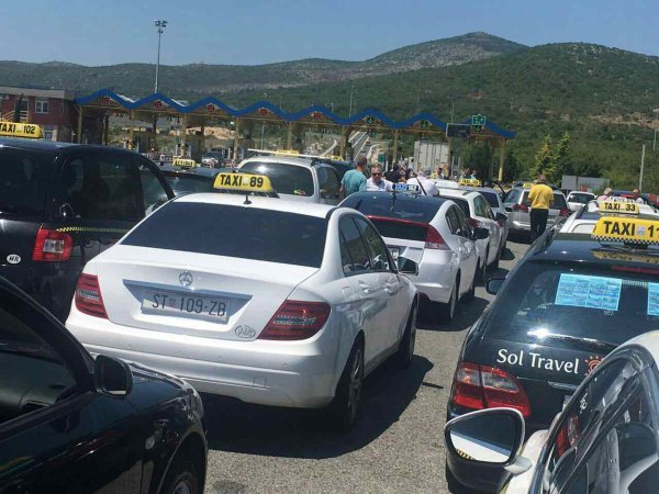 Taksisti prosvjednici u Dugopolju