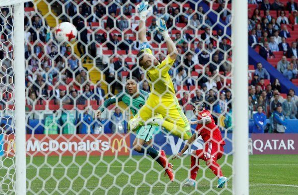 Akinfejev prima gol Ronalda