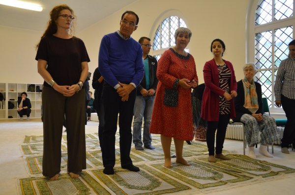 U džamiji zajednički mole muškarci i žene