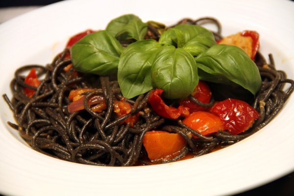 Crna tjestenina s crnilom sipe, češnjakom i rajčicama