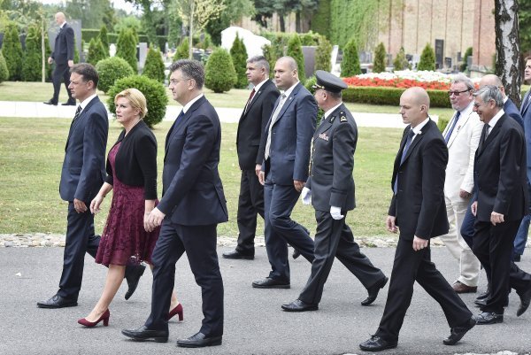 Državni vrh, predsjednica Republike Kolinda Grabar Kitarović, predsjednik Hrvatskog sabora Gordan Jandroković i predsjednik Vlade Andrej Plenkovicć položili su vijence i zapalili svijeće na Mirogoju povodom Dana državnosti