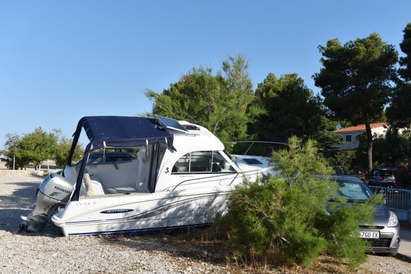 Jadrija: Gliser izletio na plažu i razbio automobil