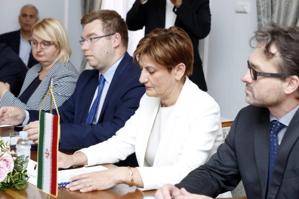 Susret ministrice Martine Dalić i iranskog ministra rada Alija Rebieia održan je uz izmijenjen protokol kako bi se izbjeglo rukovanje Dalić i iranskog gosta