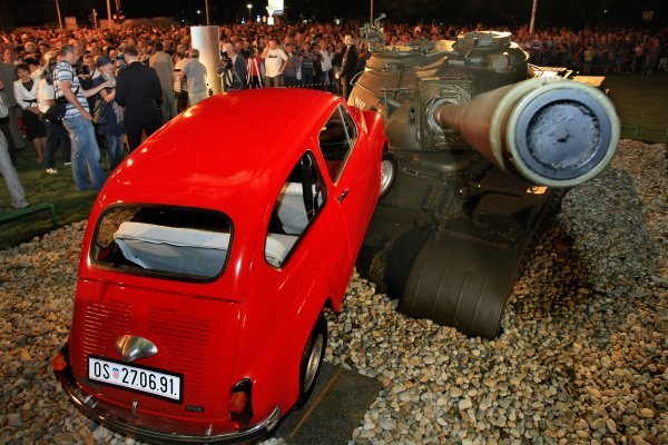 Osijek: Spomenik crvenom fići koji gazi tenk JNA