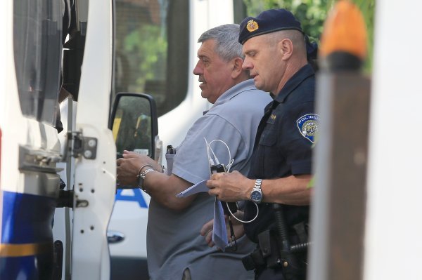 Policija privodi osumnjičene suce i sportske djelatnike uhićene u Slavonskom Brodu (2)