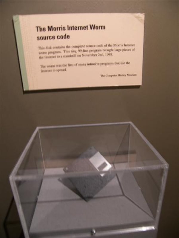 Izvorni kod crva Morris danas se krije na floppy disketi u Muzeju računalne povijesti u Bostonu