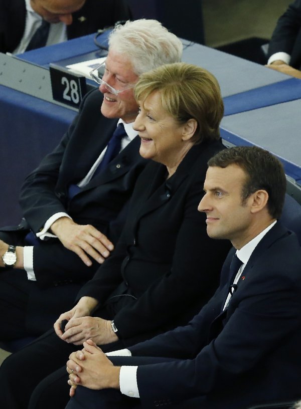 Bill Clinton, Angela Merkel i Emmanuel Macron