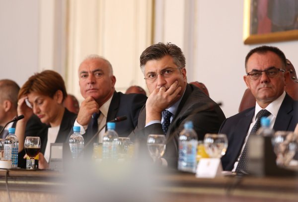 Vlada na sastanku sa županima u Požegi