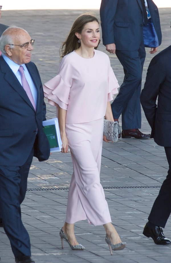 Kraljica Letizia izgleda odlično u Zarinim hlačama i bluzi