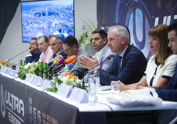 Michael Caspar, Šimun Anđelinović, Joško Stella, Blaženko Boban, Joe Basic, Alijana Vuksić, Andro Krstulović Opara, Ivo Basić, Aljoša Basić i Ray Steinma