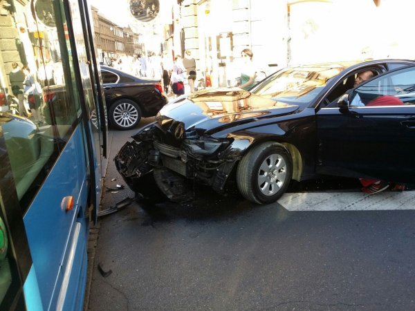 Milijan Brkić se službenim automobilom zabio u tramvaj.