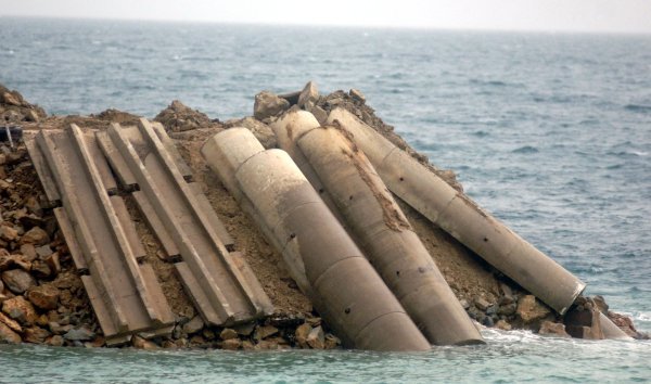Cijevi koje su možda od azbesta na bespravnom lukobranu u Bajnicama 2008. godine / Arhiva