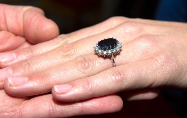 Prsten je napravljen od četrnaest dijamanata koji okružuju dvanaest karatni safir u sredini
