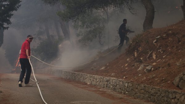 Andro Krstulović Opara pomaže vatrogascima na požarištu Sitno Donje